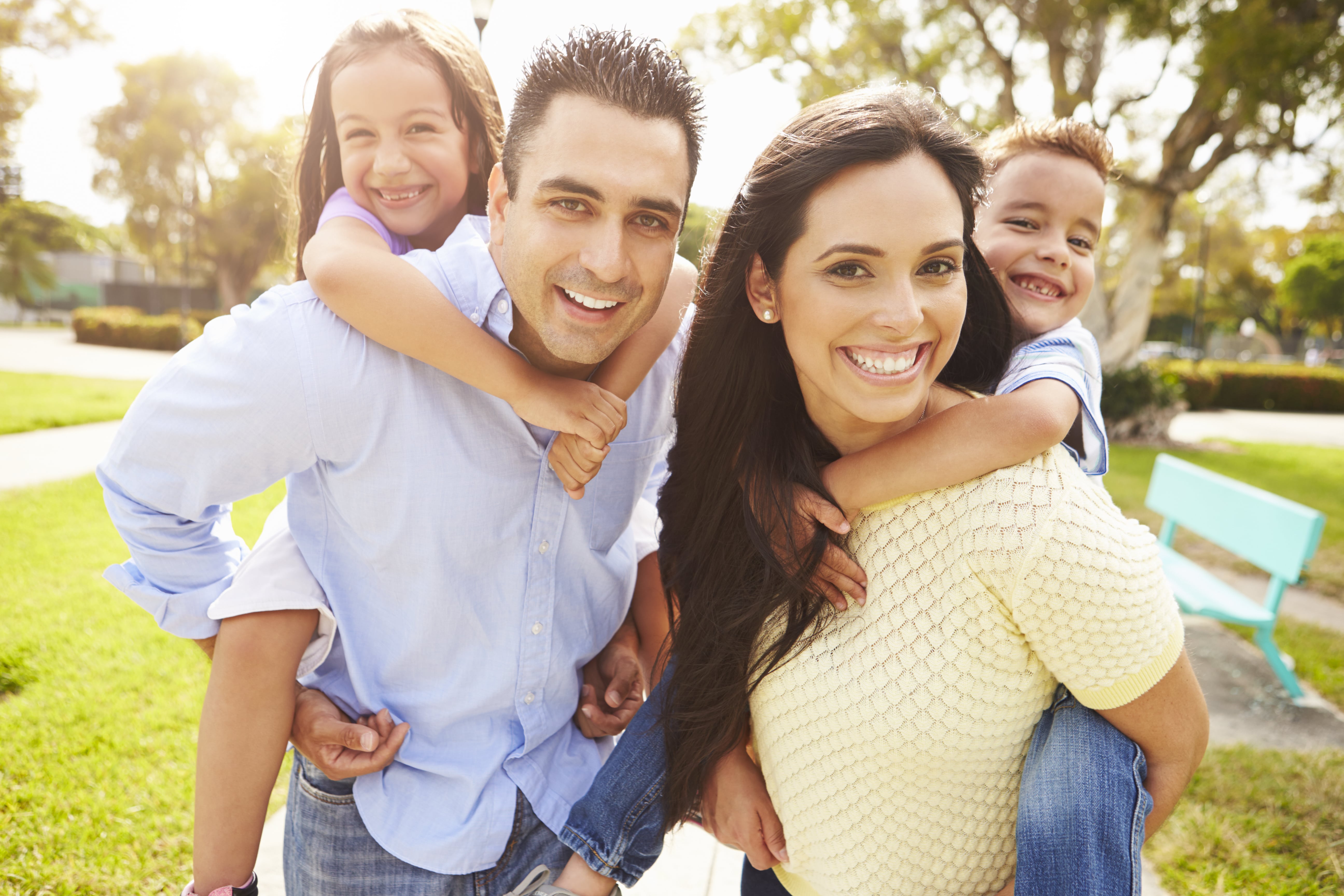 We are happy family. Счастливая семья. Радостная семья. Семья смеется. Счастливая семья брюнеты.